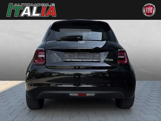Fiat 500e view 4