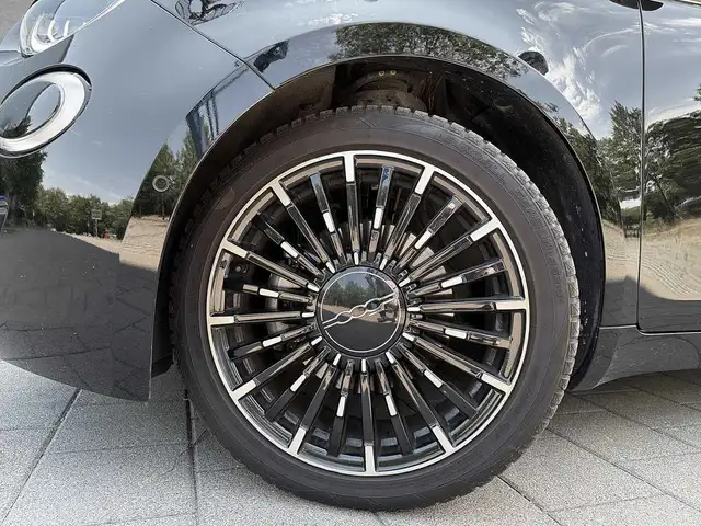 Fiat 500e view 9