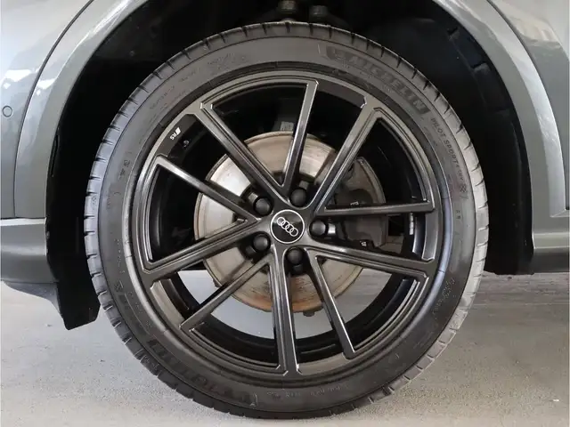 Audi Q5 view 5