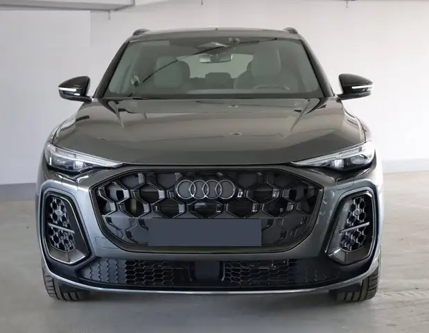 Audi Q5 view 4