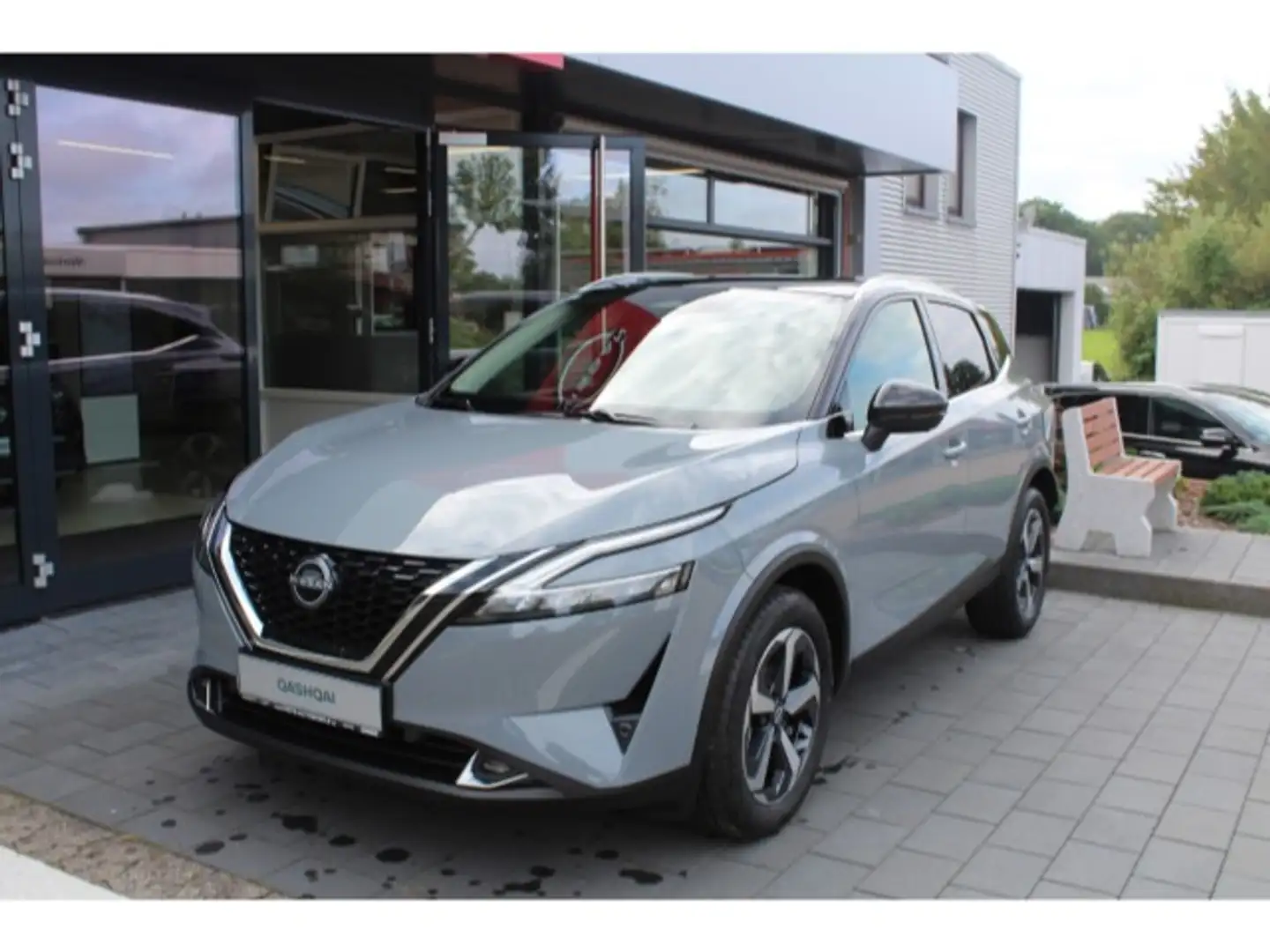 Nissan Qashqai 1.3 DIG-T N-Connecta AT Tech Winter Busi Grijs - 2