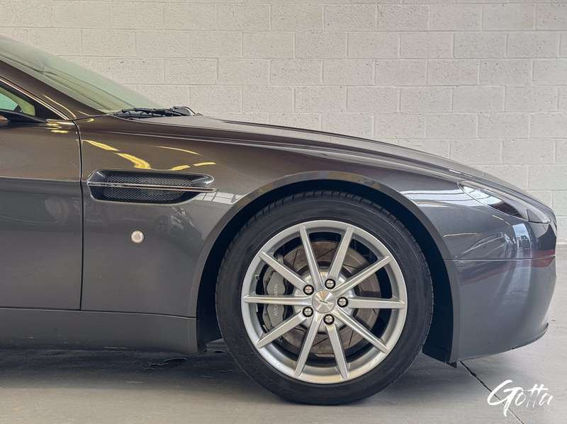 Photo du véhicule Aston Martin V8