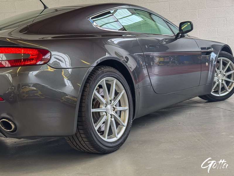 Photo du véhicule Aston Martin V8