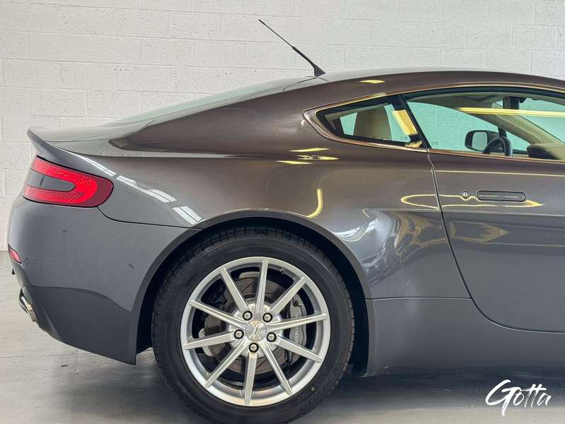 Photo du véhicule Aston Martin V8