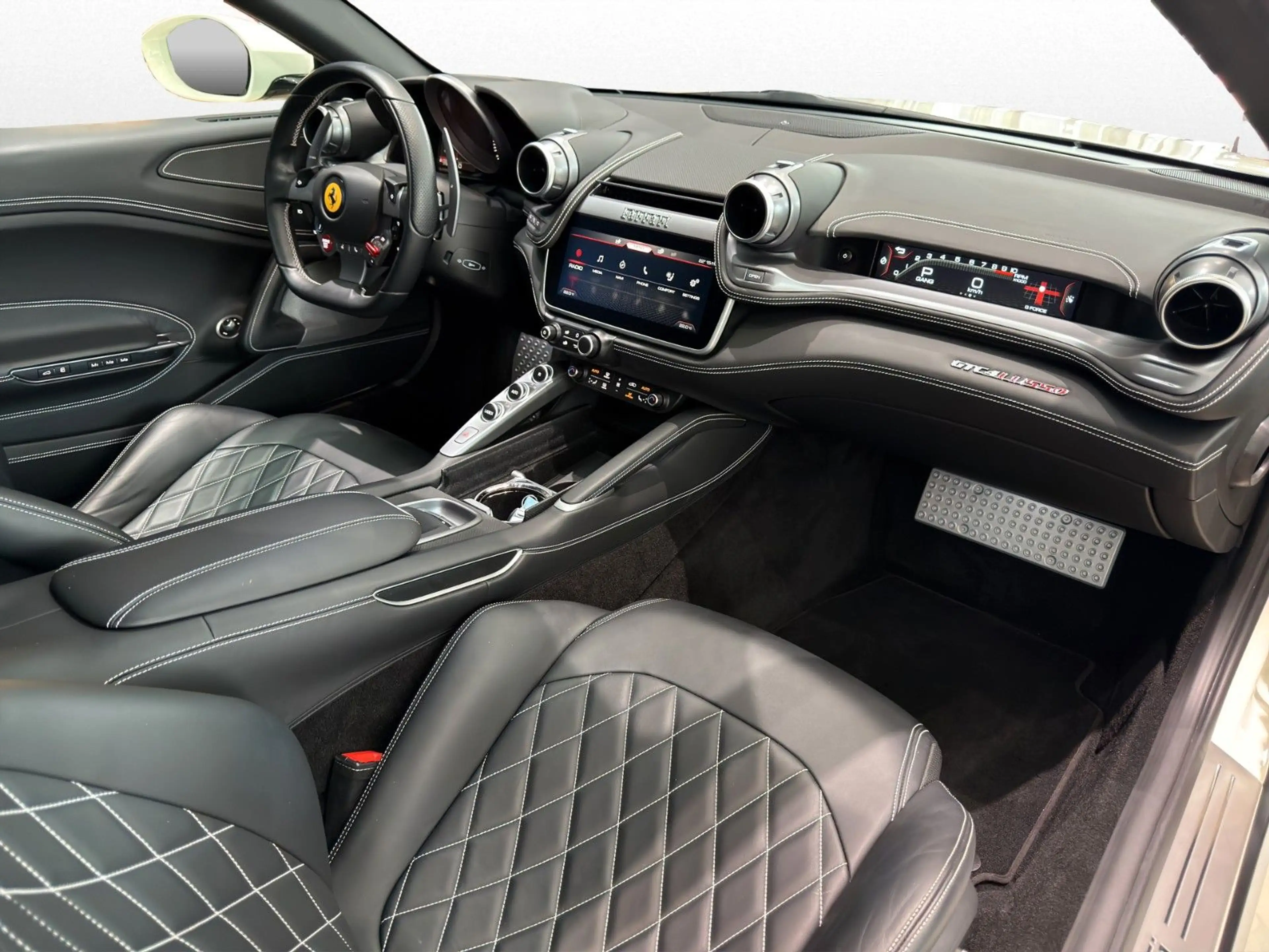 Ferrari GTC4 Lusso / Lift / Beifahrer-Display — photo 14