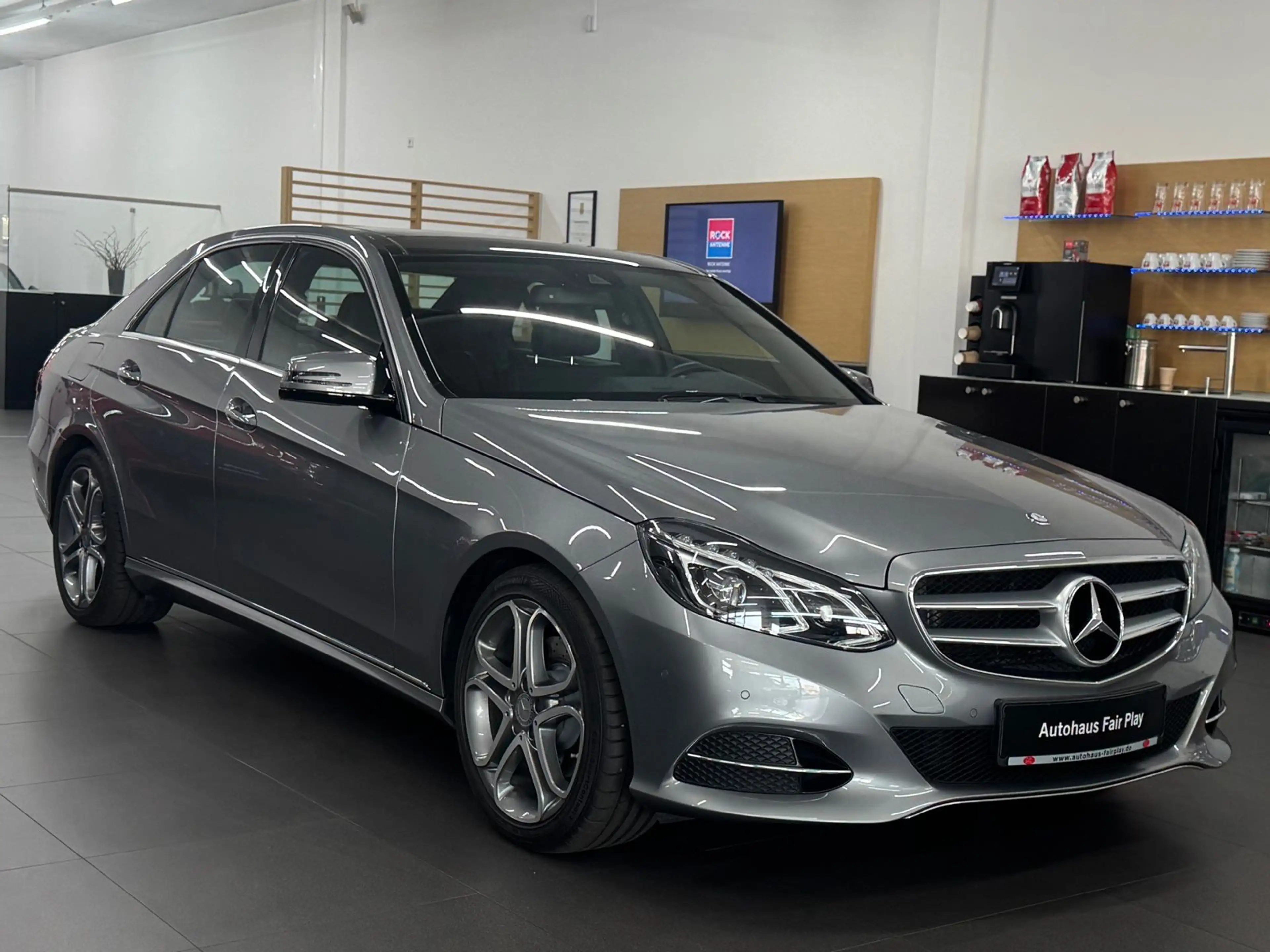 Mercedes-Benz E 200 Avantgarde Aut. ILS/PANO/U-FREI/2.HD/TOP!! — photo 3