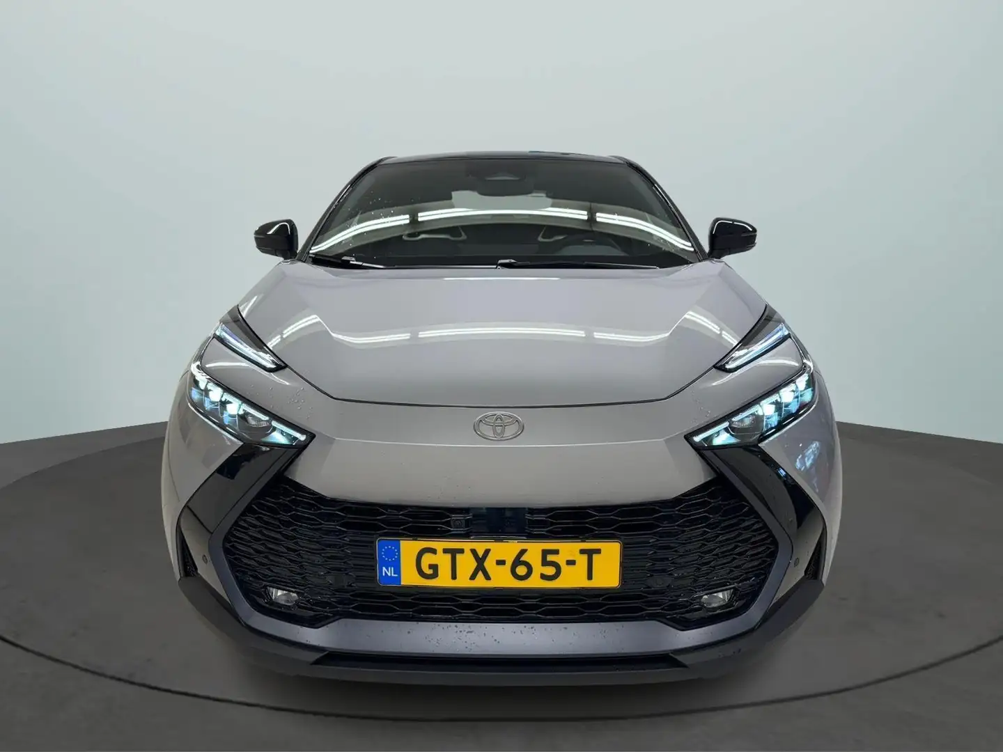 Toyota C-HR 2.0 Plug-in Hybrid 220 Executive Grijs - 2