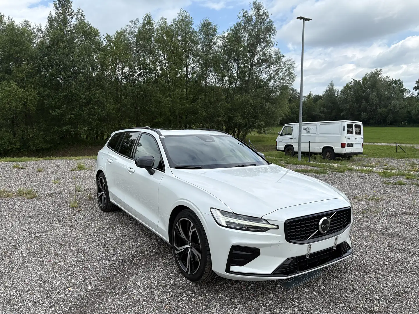 Volvo V60 B3 (P) Plus Dark Geartronic - 1