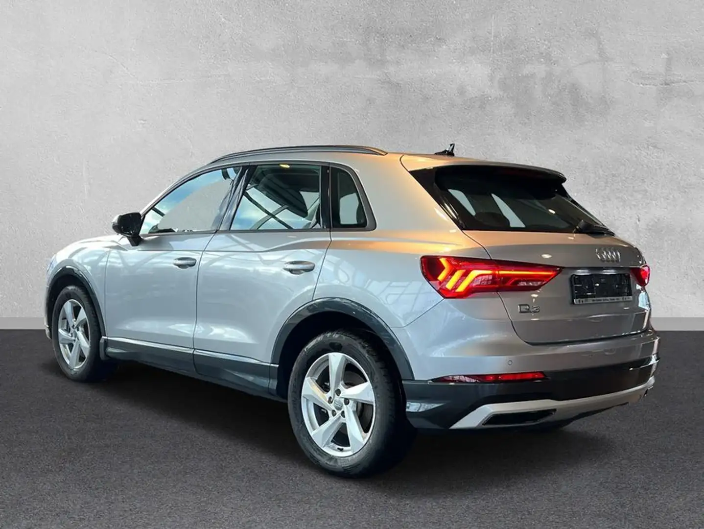 Audi Q3 40 TFSI quattro advanced S tronic AHK Navi Silber - 2