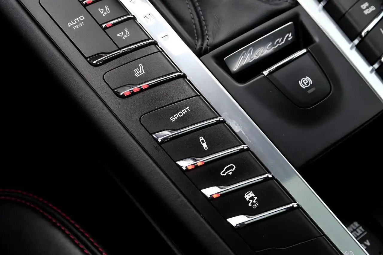 Porsche Macan photo Porsche Macan