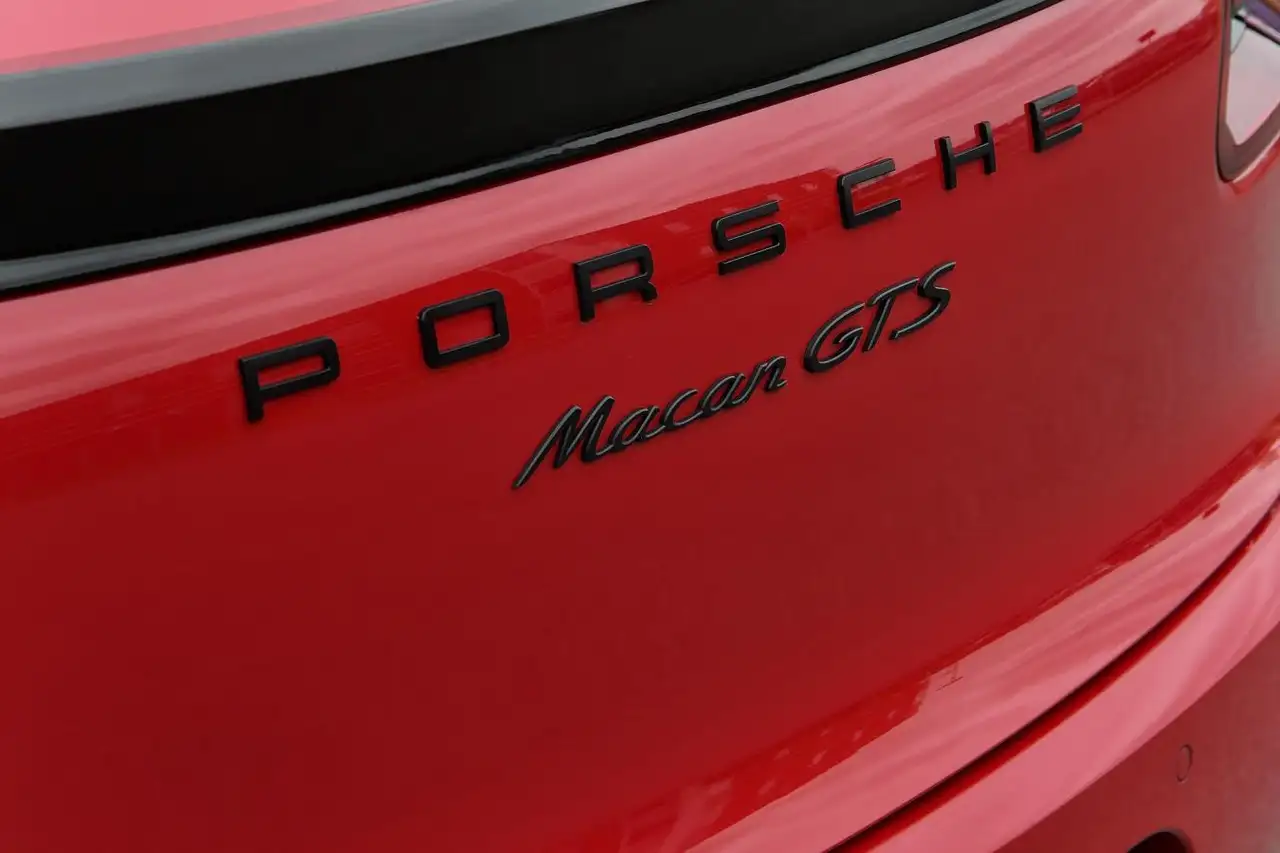 Porsche Macan photo Porsche Macan