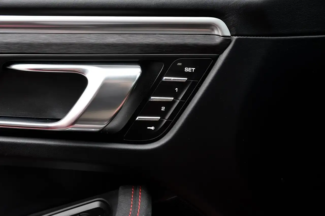 Porsche Macan photo Porsche Macan
