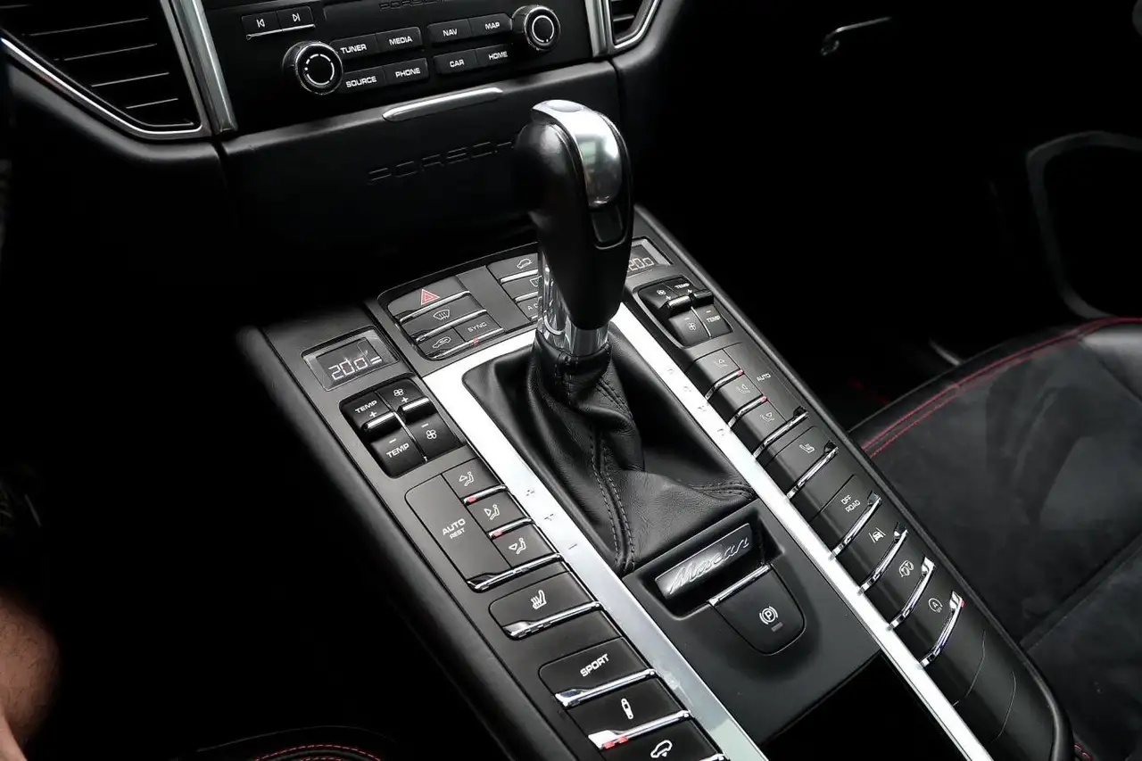 Porsche Macan photo Porsche Macan