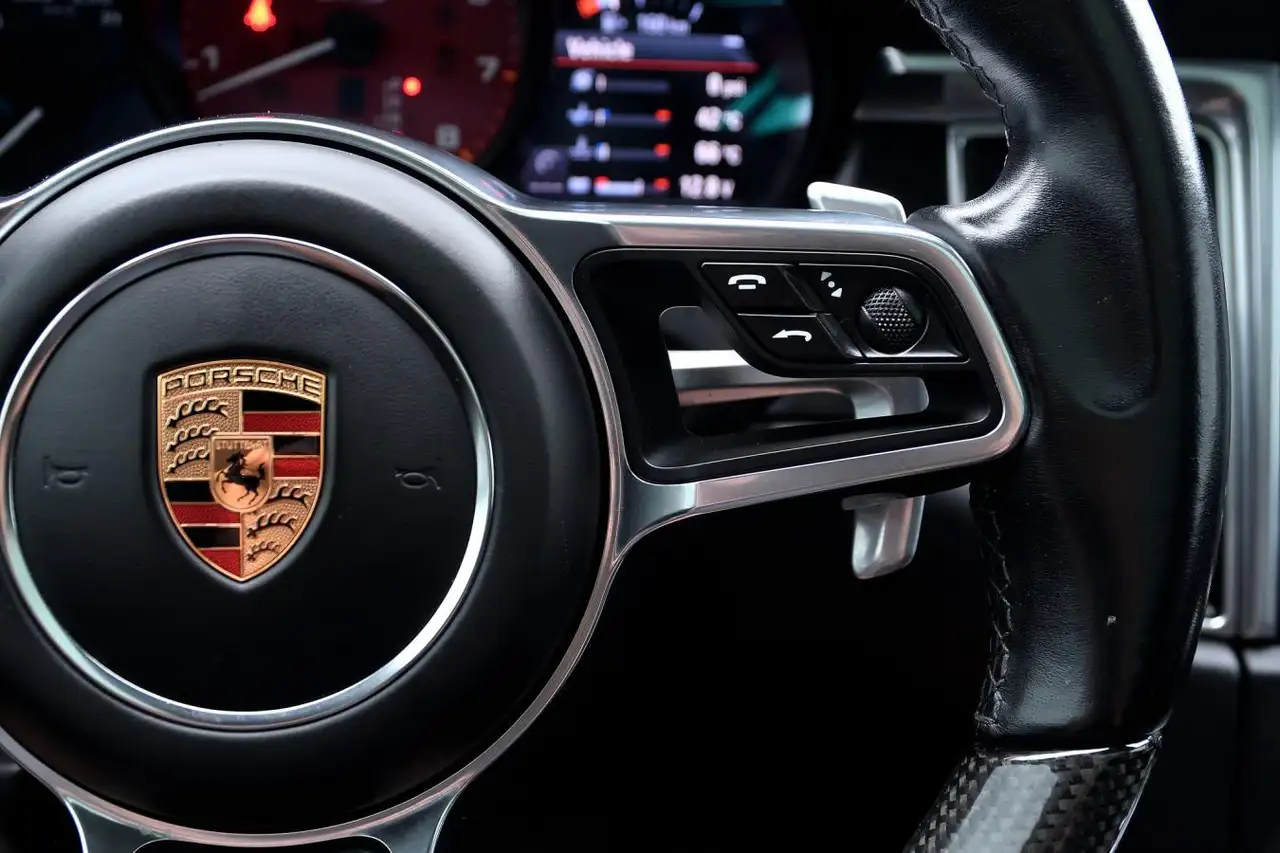 Porsche Macan photo Porsche Macan