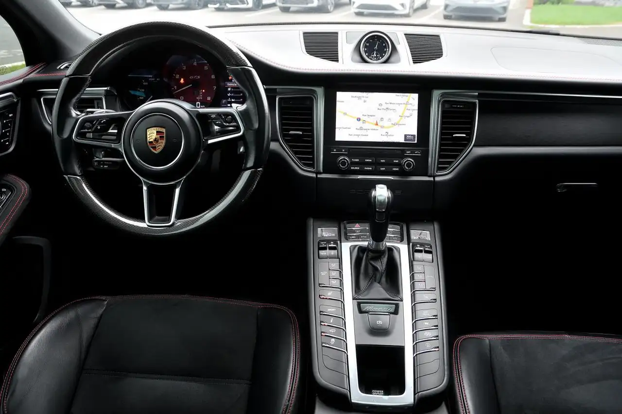 Porsche Macan photo Porsche Macan