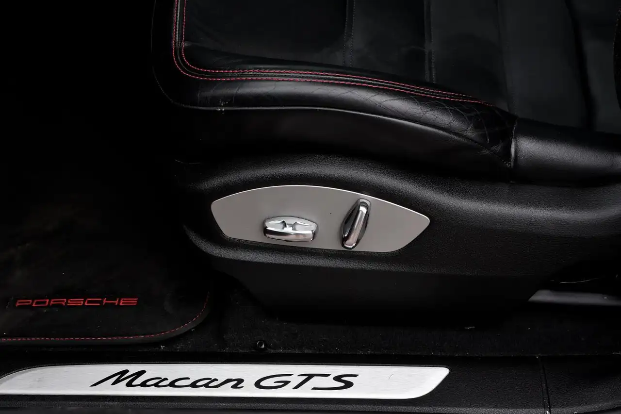 Porsche Macan photo Porsche Macan