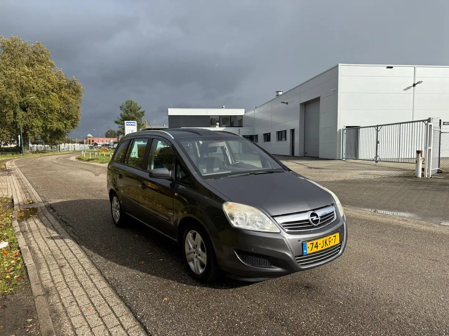 Opel Zafira 1.6 Executive 7 PERS/PANO/NAVI/TREKHAAK/2X PDC Grijs - 2