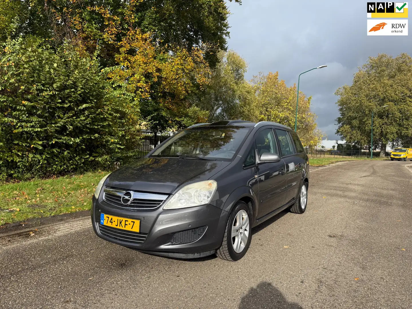 Opel Zafira 1.6 Executive 7 PERS/PANO/NAVI/TREKHAAK/2X PDC Grijs - 1
