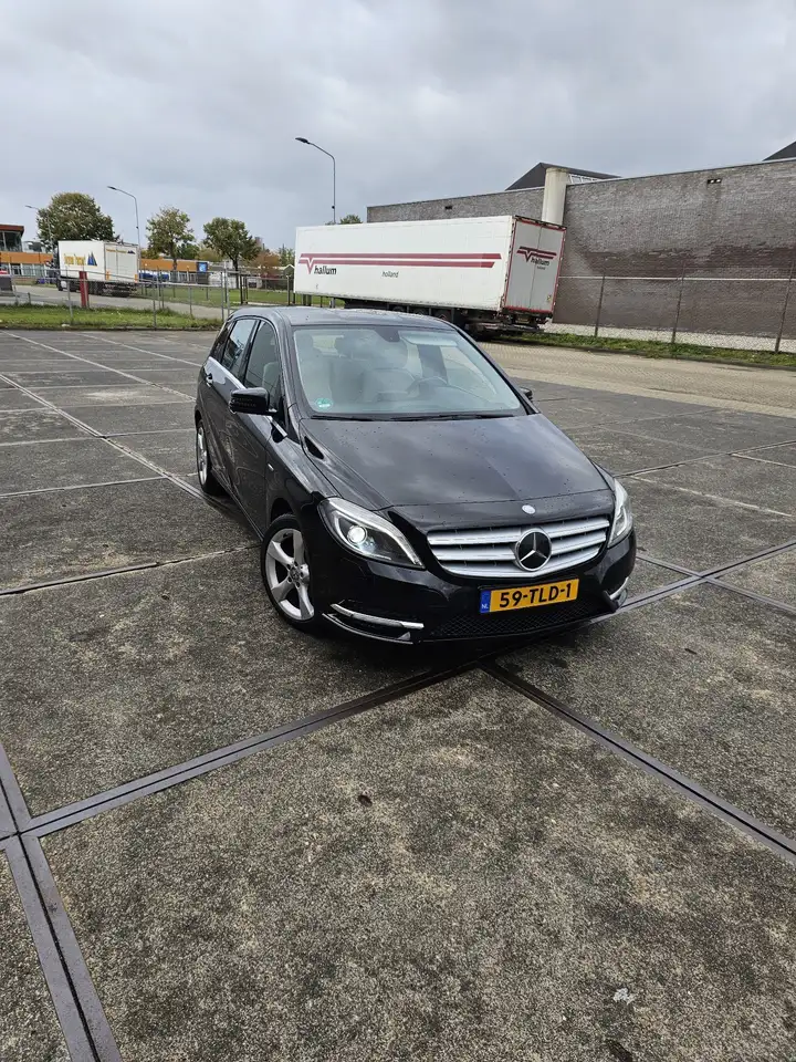 Mercedes-Benz B 180