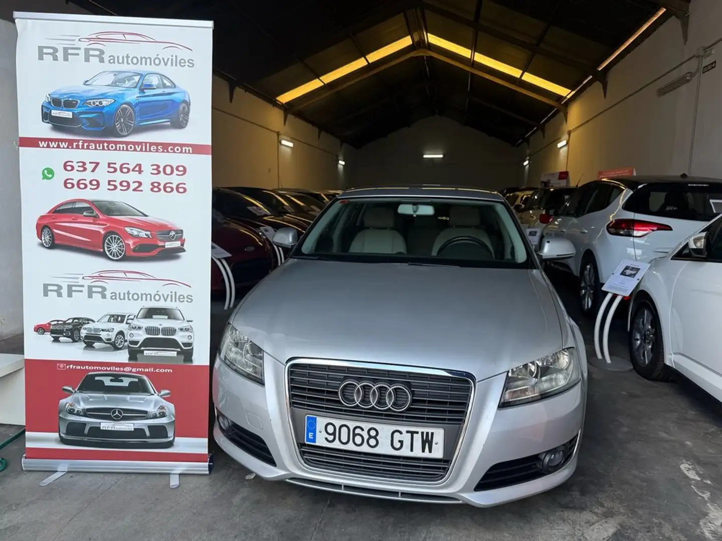 Audi A3 1.6 TDI 105cv Attraction Gris - 1