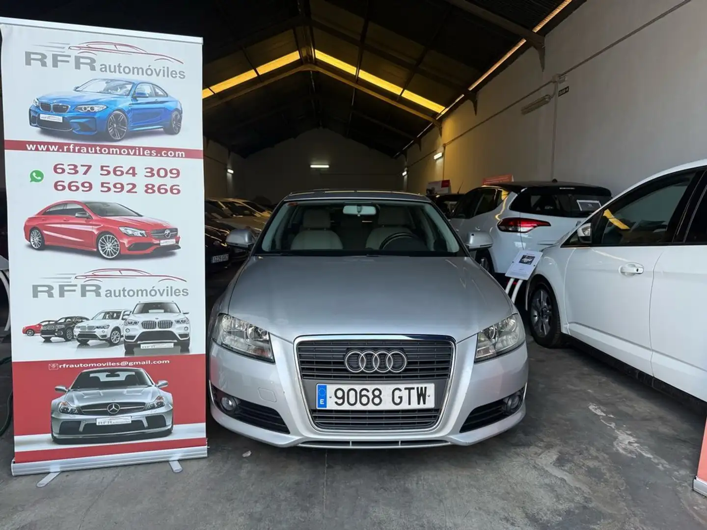 Audi A3 1.6 TDI 105cv Attraction Gris - 2