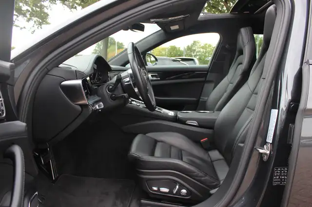 Porsche Panamera view 10