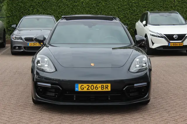 Porsche Panamera view 8
