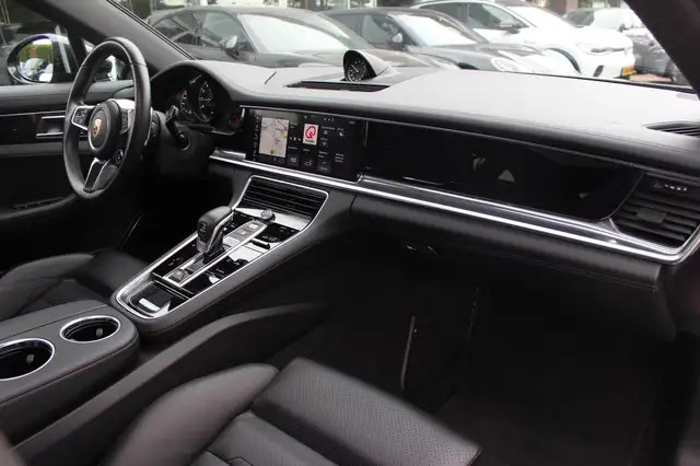 Porsche Panamera view 13