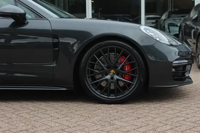 Porsche Panamera view 14
