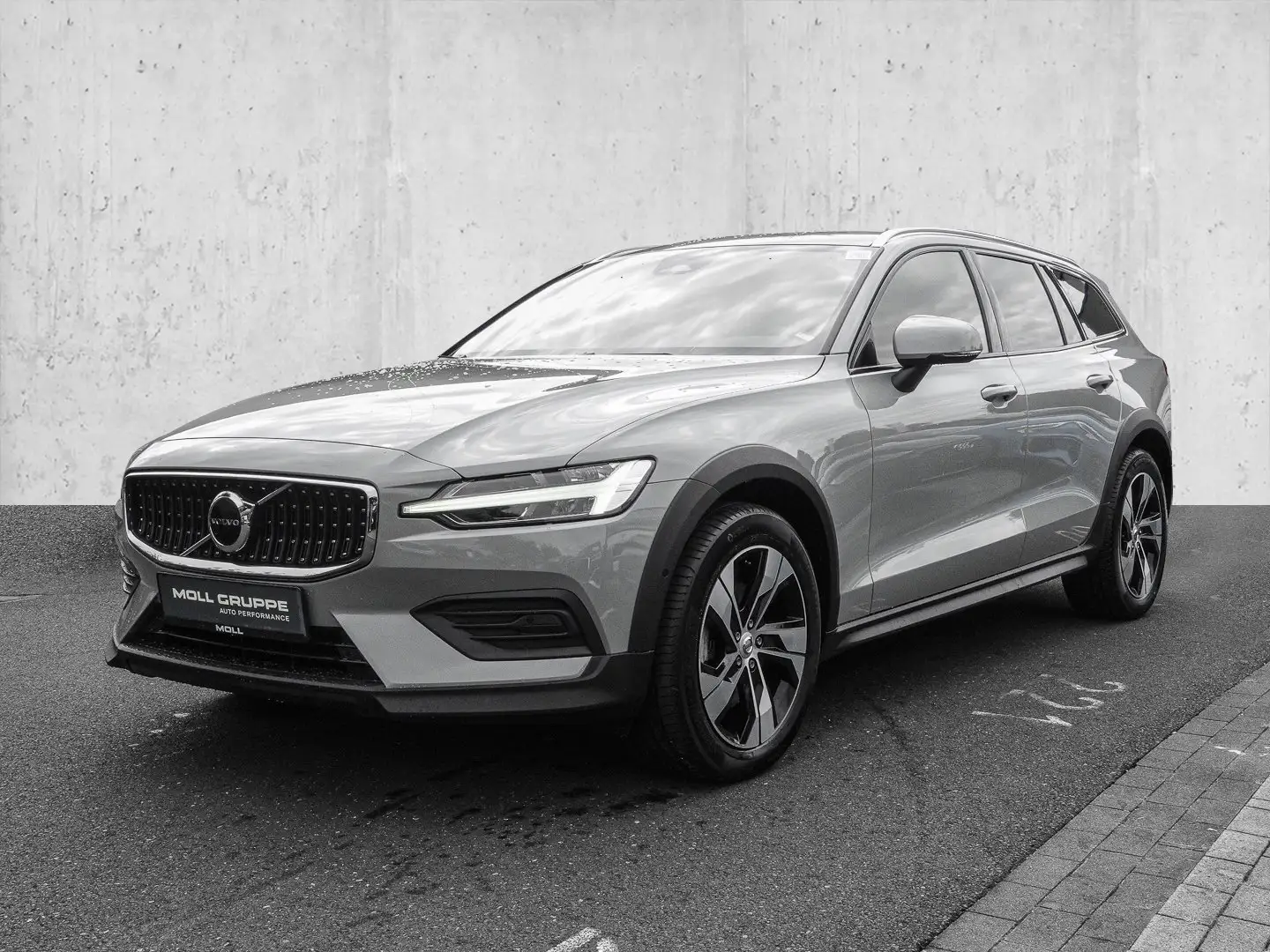 Volvo V60 Cross Country B4 AWD Plus 4xSHZ ACC Grau - 2
