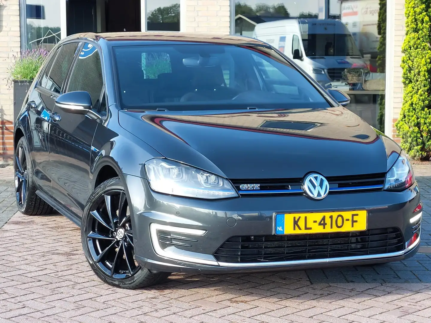 Volkswagen Golf GTE 1.4 TSI Connected Series | Trekhaak | NL auto Grijs - 2
