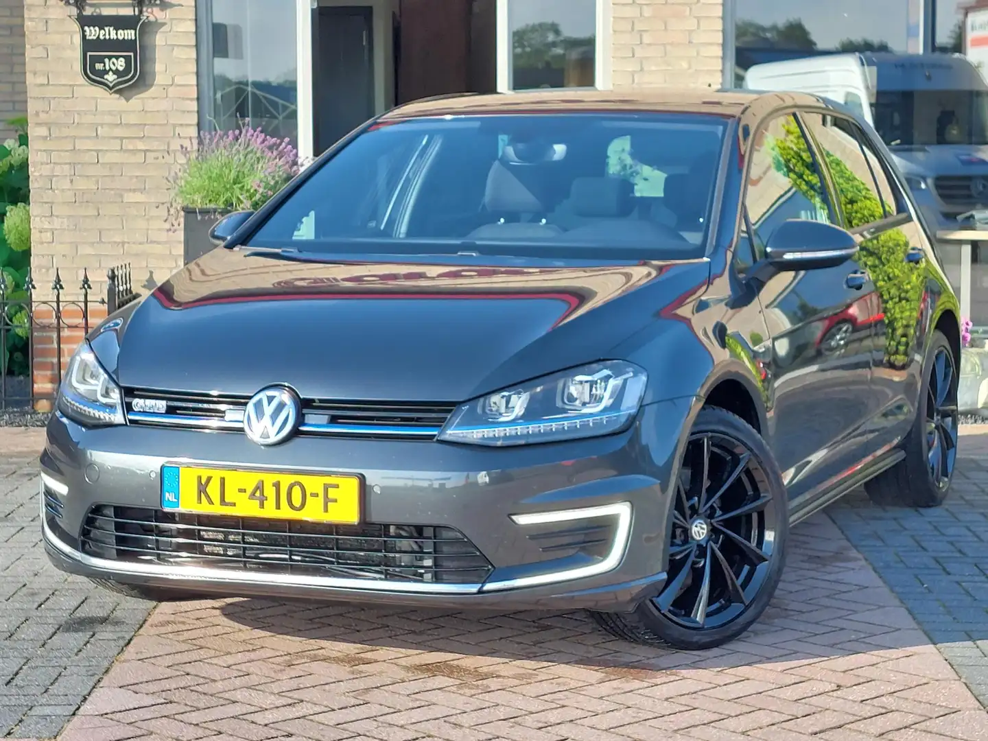 Volkswagen Golf GTE 1.4 TSI Connected Series | Trekhaak | NL auto Grijs - 1