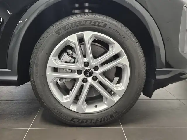 Audi Q5 view 8