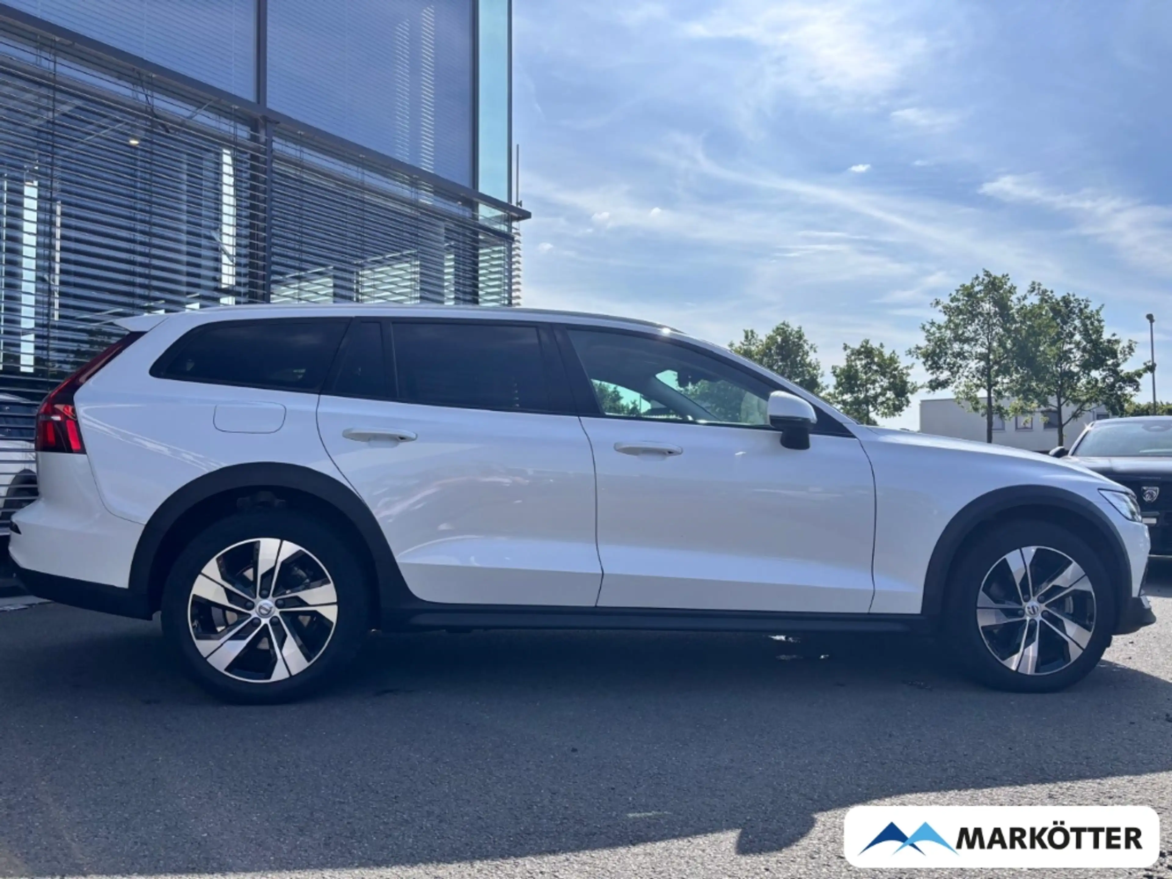 Volvo V60 Cross Country B4 AWD Plus TEMP/SHZ/LH/CAM/MEMORY/LED — photo 3
