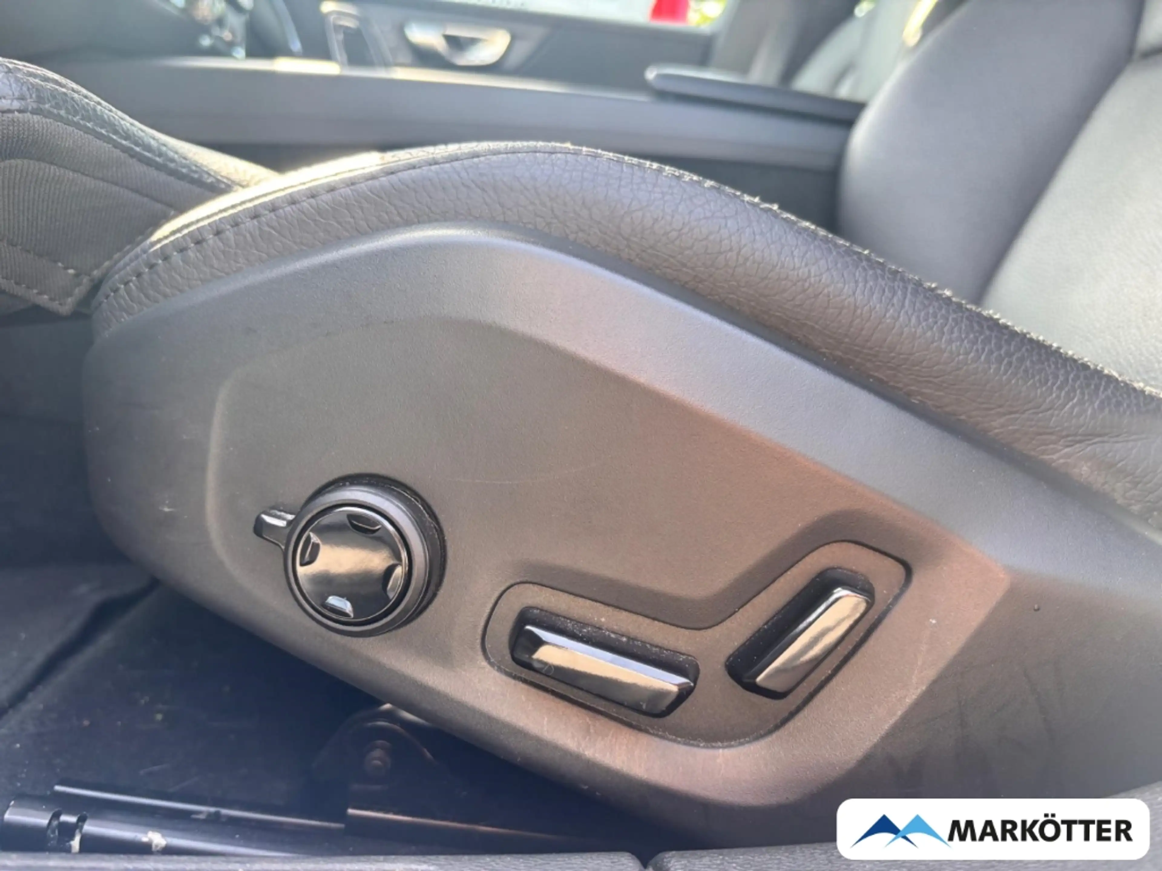 Volvo V60 Cross Country B4 AWD Plus TEMP/SHZ/LH/CAM/MEMORY/LED — photo 10