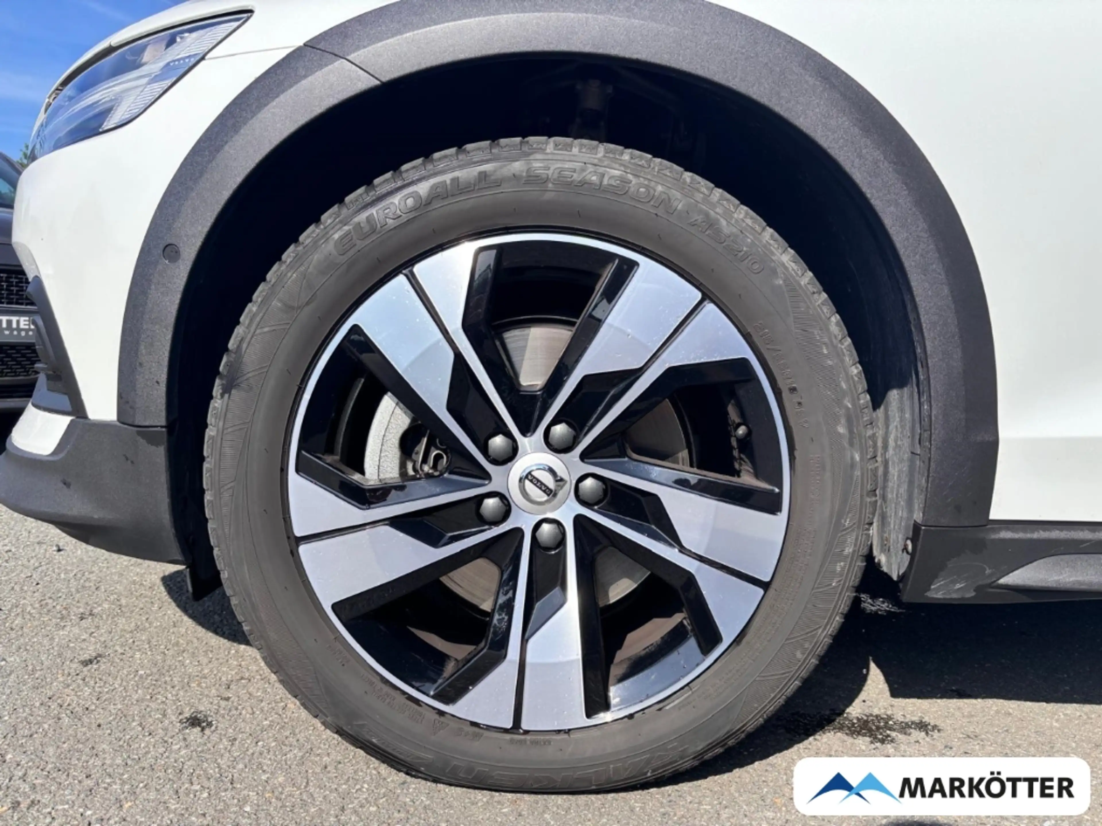 Volvo V60 Cross Country B4 AWD Plus TEMP/SHZ/LH/CAM/MEMORY/LED — photo 4