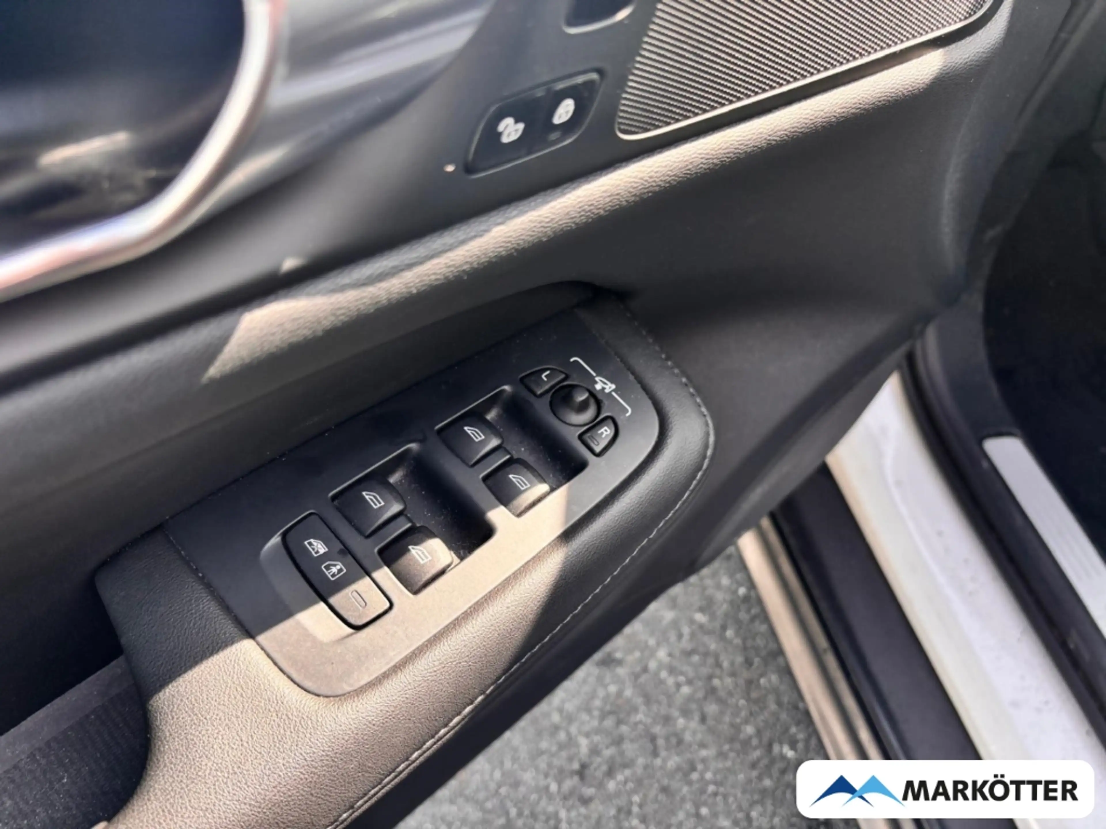 Volvo V60 Cross Country B4 AWD Plus TEMP/SHZ/LH/CAM/MEMORY/LED — photo 11