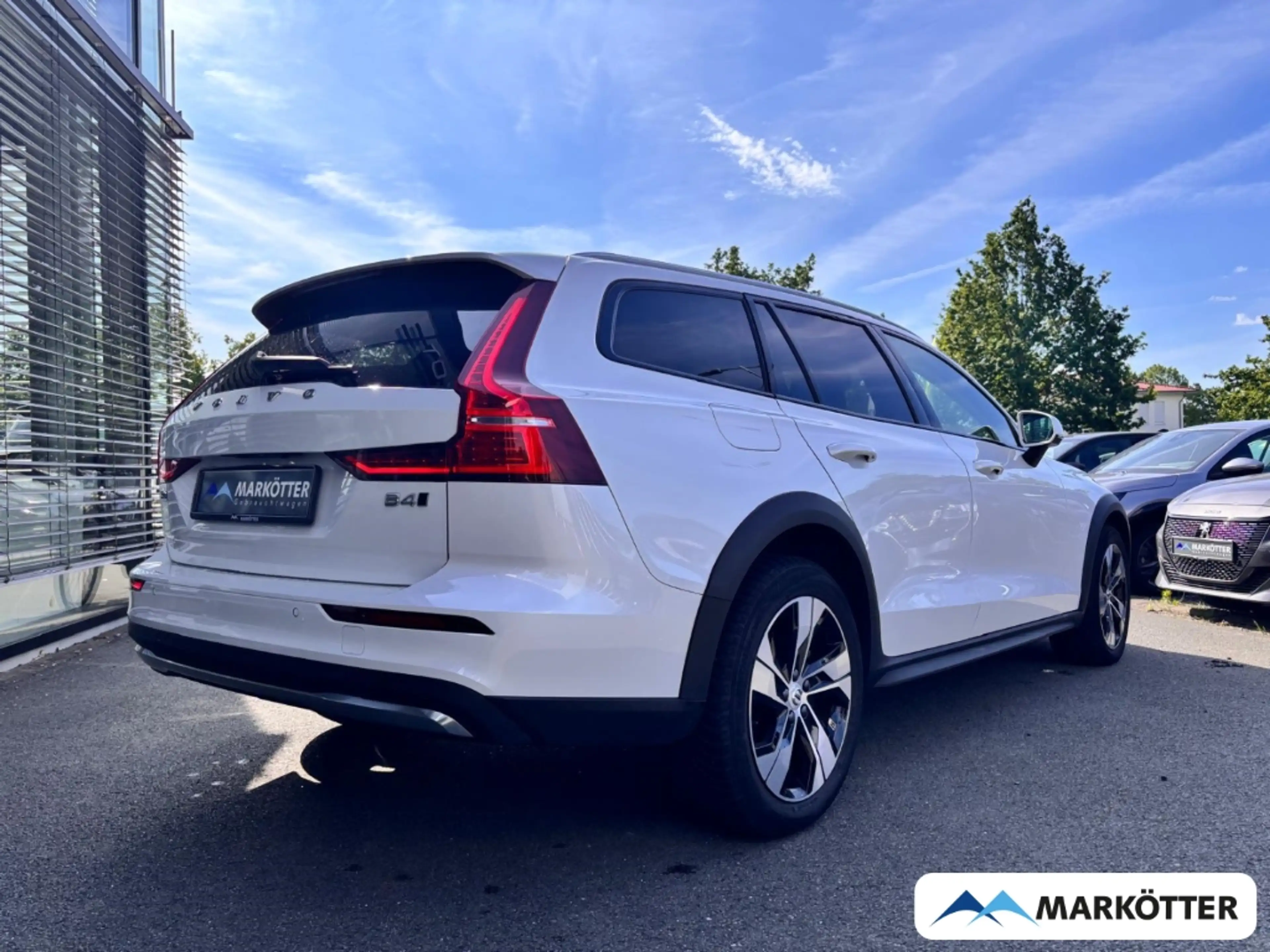 Volvo V60 Cross Country B4 AWD Plus TEMP/SHZ/LH/CAM/MEMORY/LED — photo 2