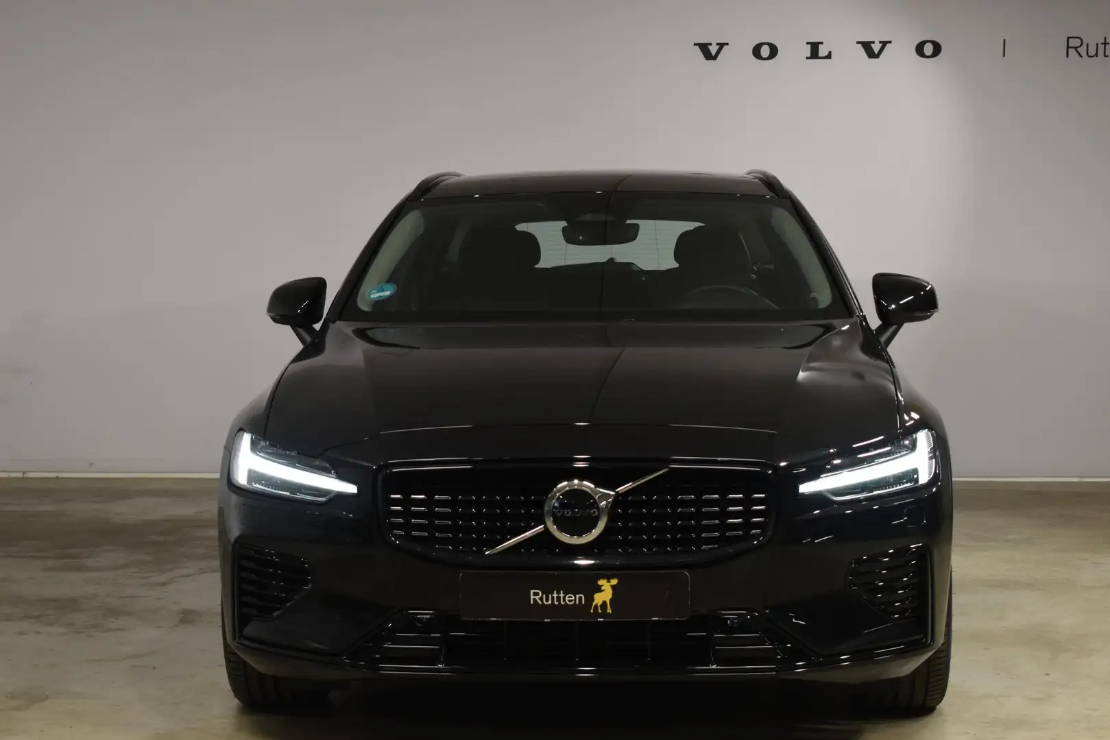 Volvo V60 T6 350PK Automaat AWD Plus Dark / Navigatie / Came Zwart - 2