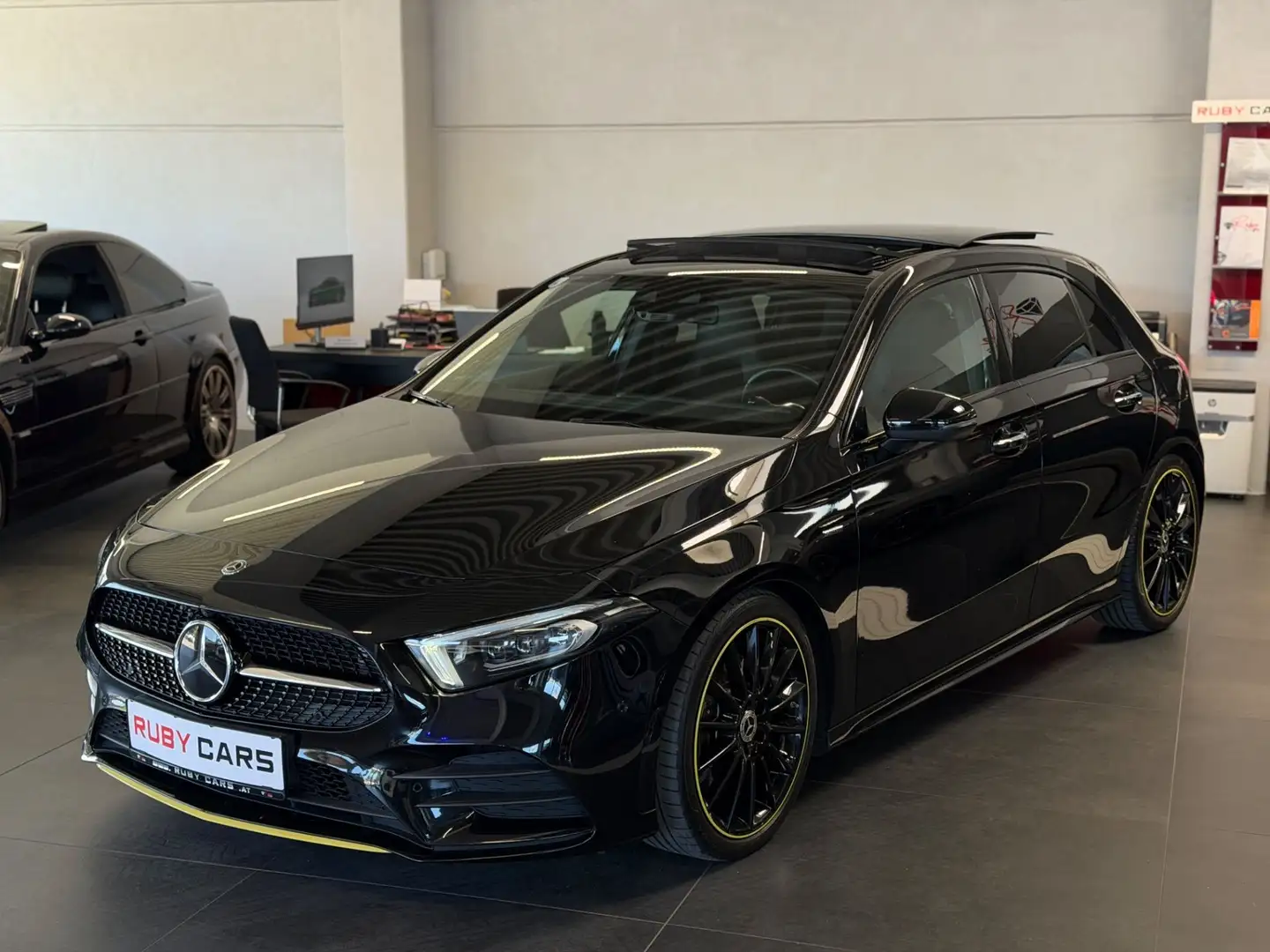 Mercedes-Benz A 220 AMG Line 4Matic Edition Schwarz - 1
