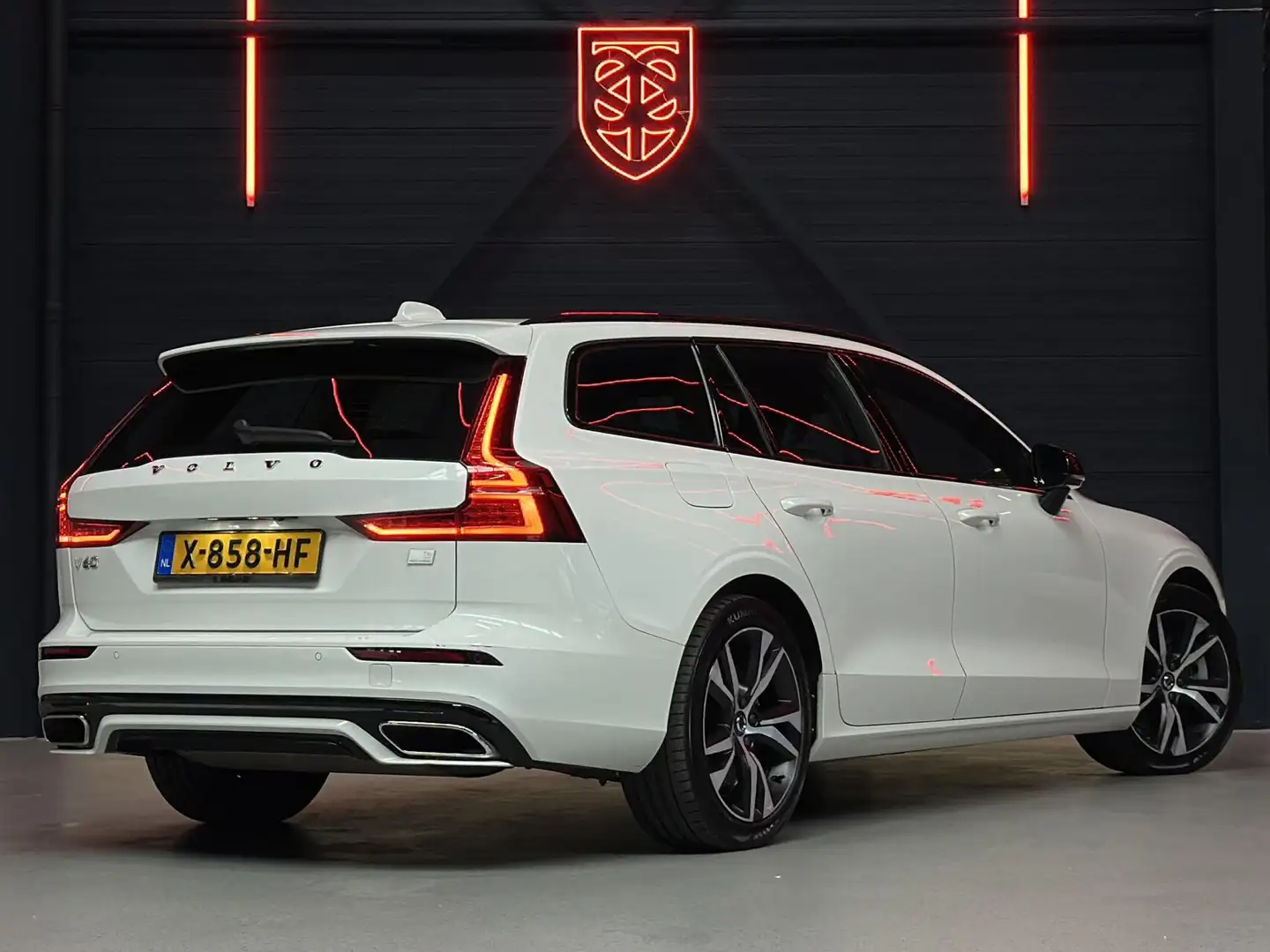 Volvo V60 T6 Recharge AWD Business Pro |H&K|CAMERA|STUURVERW Blanco - 2