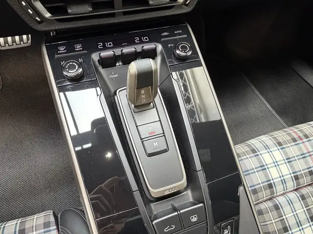 Porsche 992 view 13