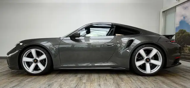 Porsche 992 view 3