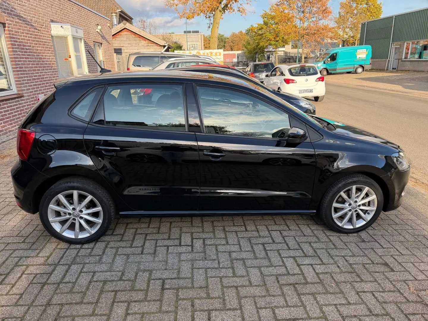 Volkswagen Polo 1.2 TSI Highline navigatie cruise control Zwart - 2
