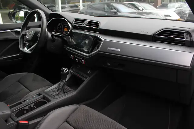 Audi Q3 view 14