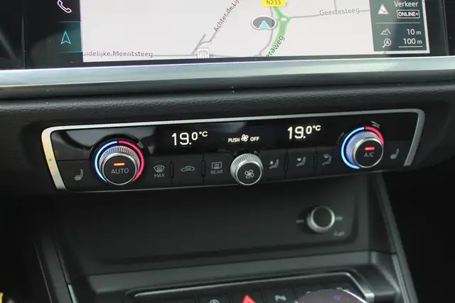 Audi Q3 view 26