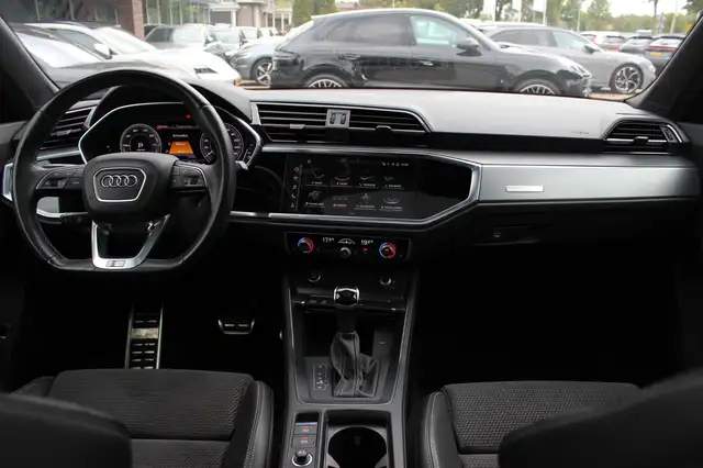 Audi Q3 view 3