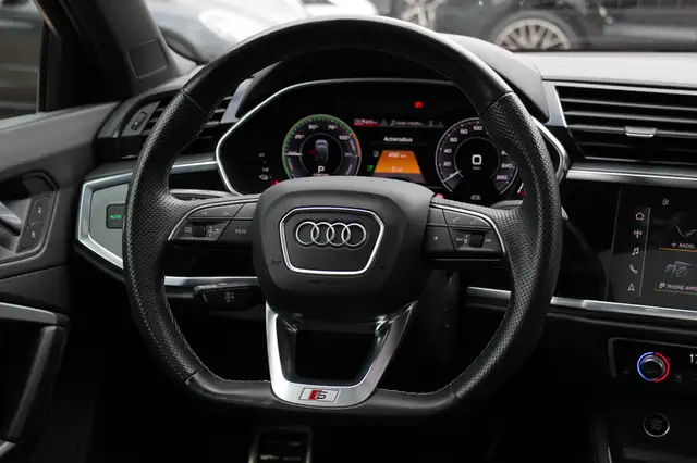 Audi Q3 view 18