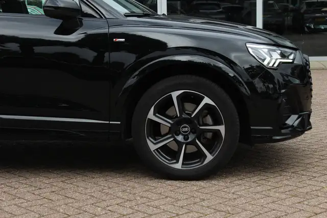 Audi Q3 view 15