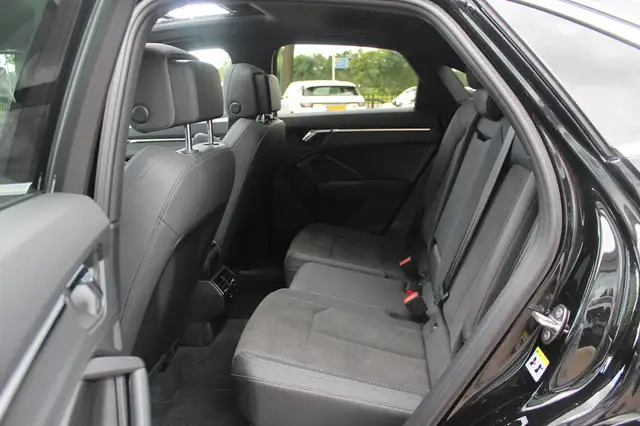 Audi Q3 view 12